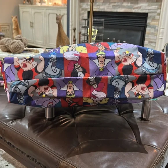 Disney® Villians Colorful Print Cover, Tote Bag. Velcro Closure NWT, uncarried! - Picture 6 of 12